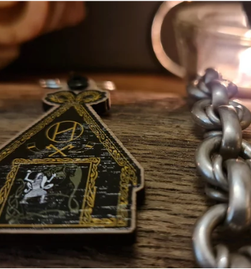 Beowulf Key Chain - Depicting Beowulf Fighting Grendel in Heorot - Coloured